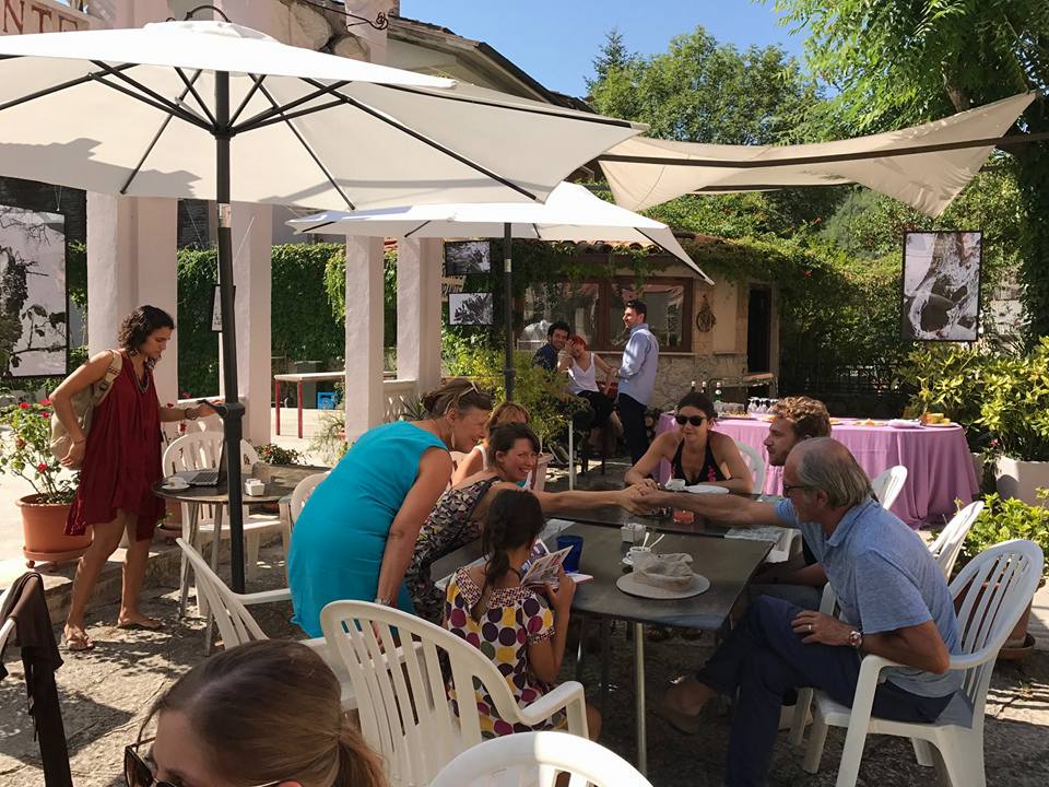 Persone sedute in una bar all'aperto