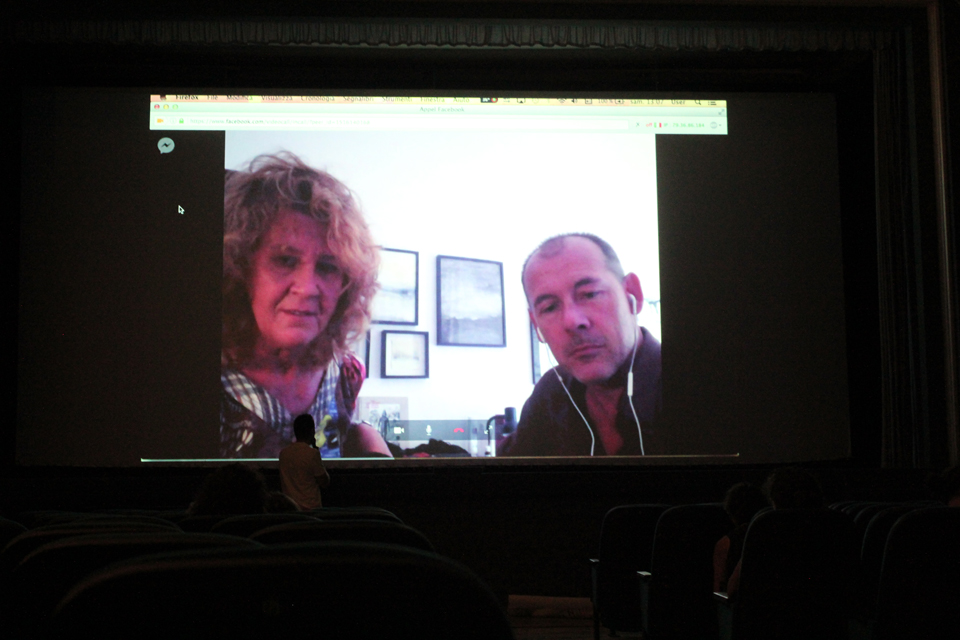 Immagine su un grande schermo di un uomo e una donna che vengono intervistati