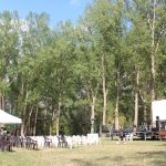 Parco della Golena con delle sedie e un palco con un grande schermo