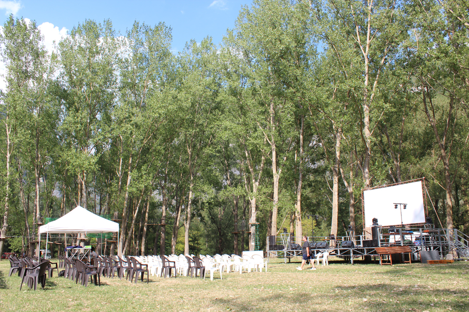 Parco della Golena con delle sedie e un palco con un grande schermo