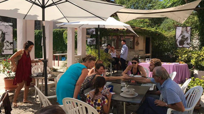 Persone in un bar all'aperto